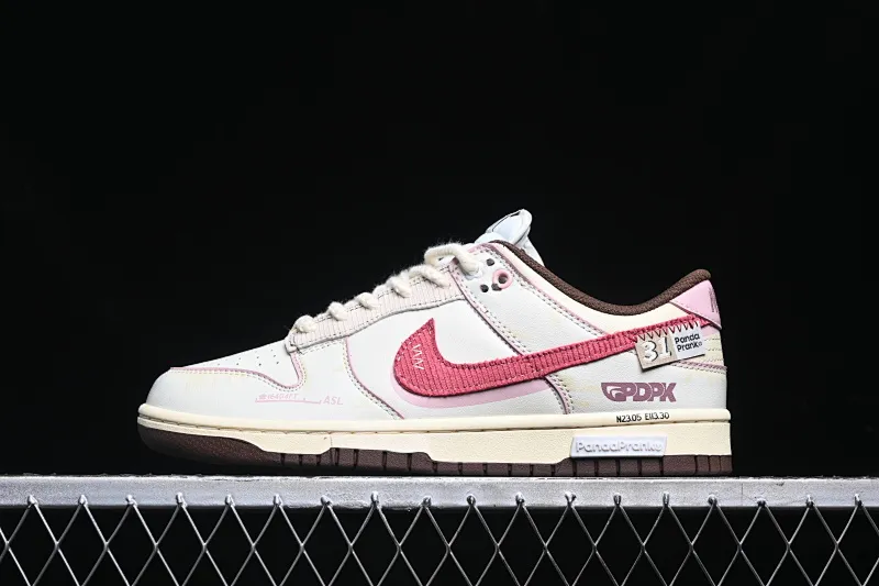 All Categories Nk SB Dunk Series Nk SB Dunk Low Low-top sneakers Nk Dunk "Surfaces In Brown And Sail" Panda Prank Flying Over the Skyline Weiyi Pink White Low-top casual sneakers DD1503-124